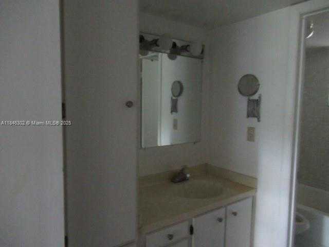 Small Image of 900 COLONY POINT CIR #106, Pembroke Pines Number 14