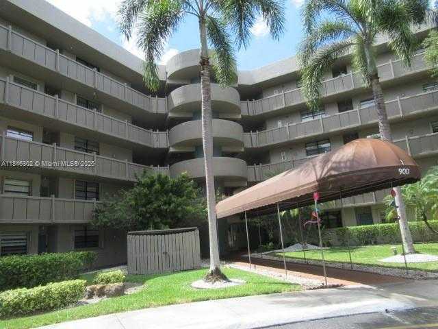 Small Image of 900 COLONY POINT CIR #106, Pembroke Pines Number 2