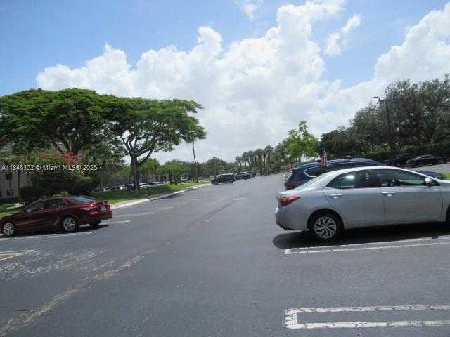 Small Image of 900 COLONY POINT CIR #106, Pembroke Pines Number 23