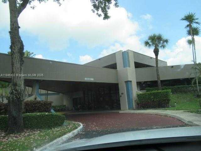 Small Image of 900 COLONY POINT CIR #106, Pembroke Pines Number 24