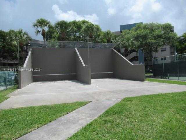 Small Image of 900 COLONY POINT CIR #106, Pembroke Pines Number 30