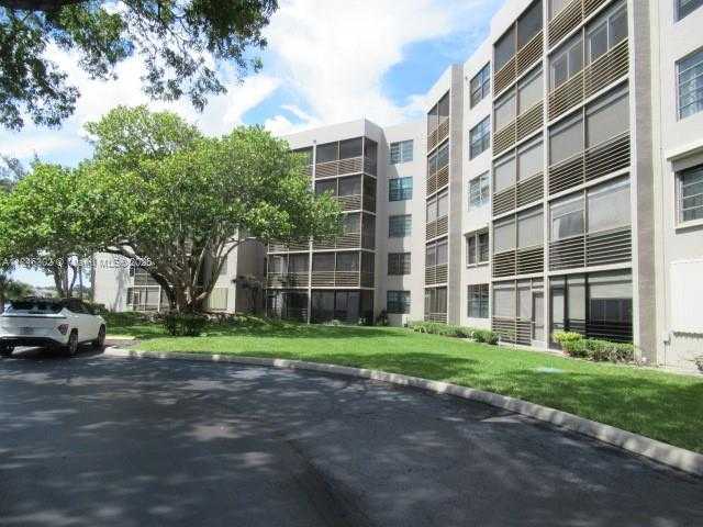 Small Image of 900 COLONY POINT CIR #106, Pembroke Pines Number 39