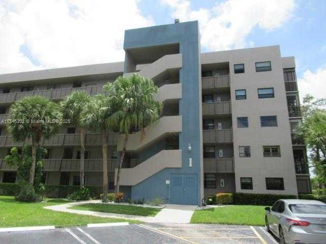 Small Image of 900 COLONY POINT CIR #106, Pembroke Pines Number 4