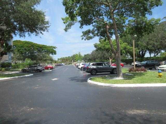 Small Image of 900 COLONY POINT CIR #106, Pembroke Pines Number 40