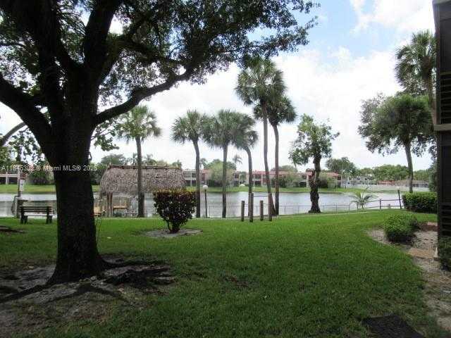 Small Image of 900 COLONY POINT CIR #106, Pembroke Pines Number 5