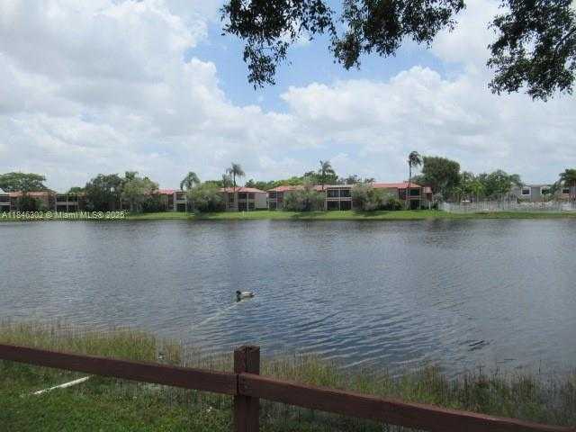 Small Image of 900 COLONY POINT CIR #106, Pembroke Pines Number 6