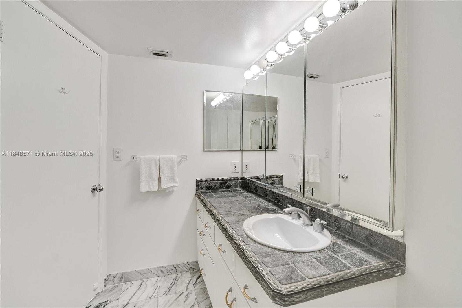 Small Image of 19101 MYSTIC POINTE DR #1711, Aventura Number 29