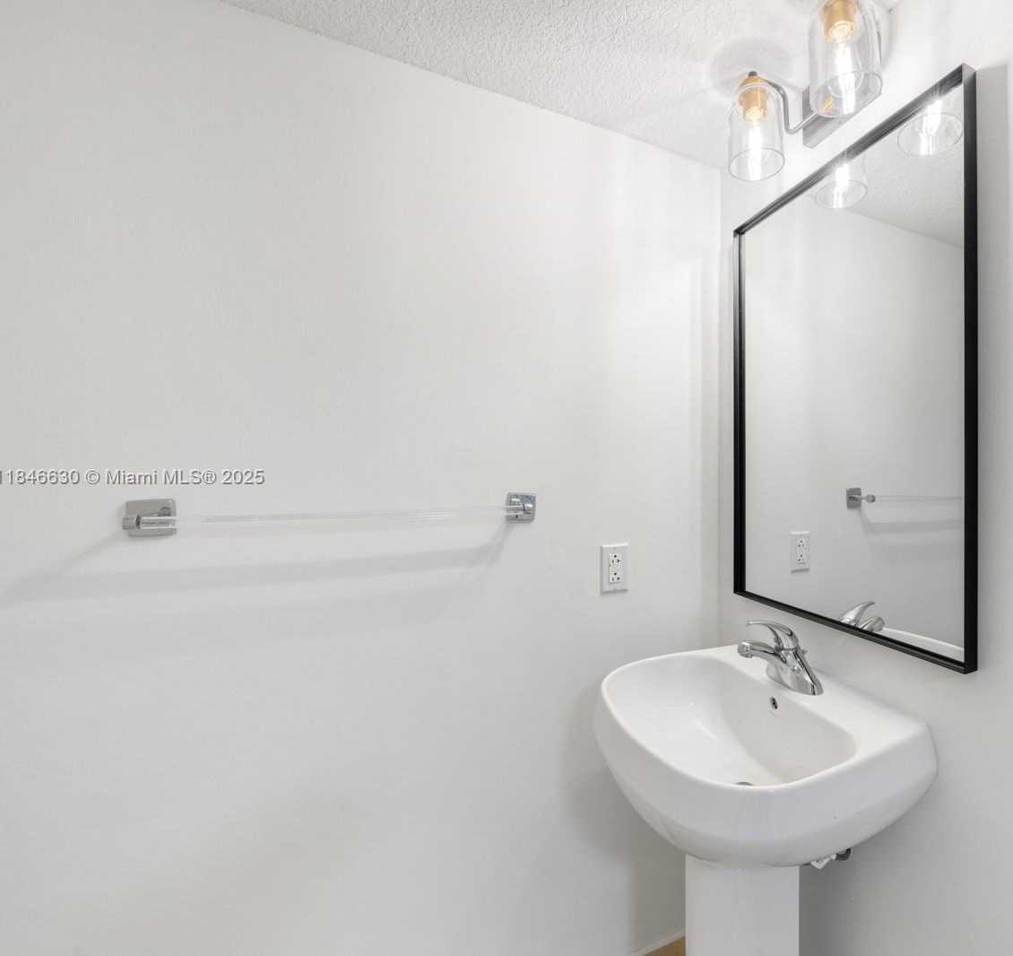 Small Image of 1800 NORTH BAYSHORE DR #2511, Miami Number 19