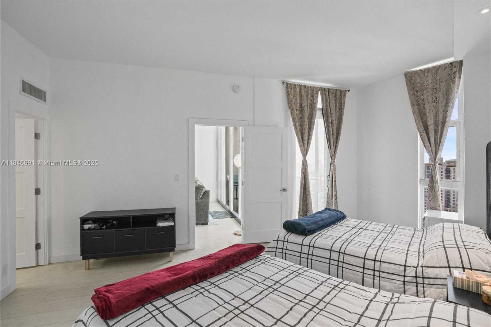 Small Image of 100 BAYVIEW DR #PH31, Sunny Isles Beach Number 16