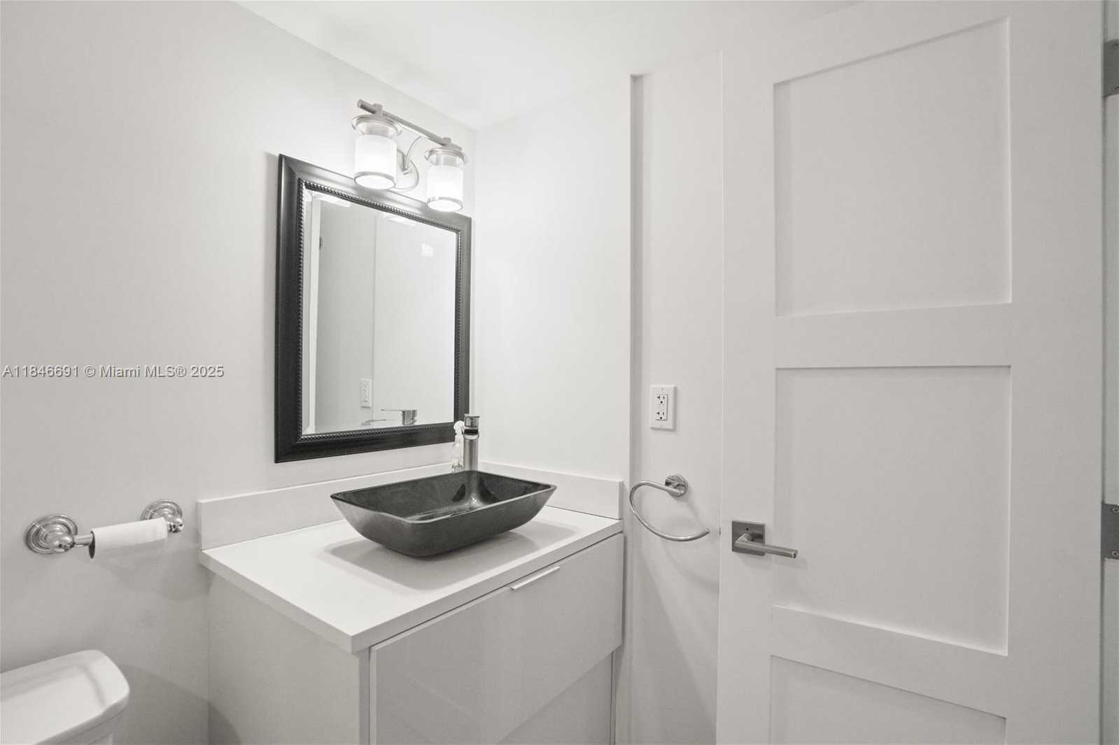 Small Image of 100 BAYVIEW DR #PH31, Sunny Isles Beach Number 19