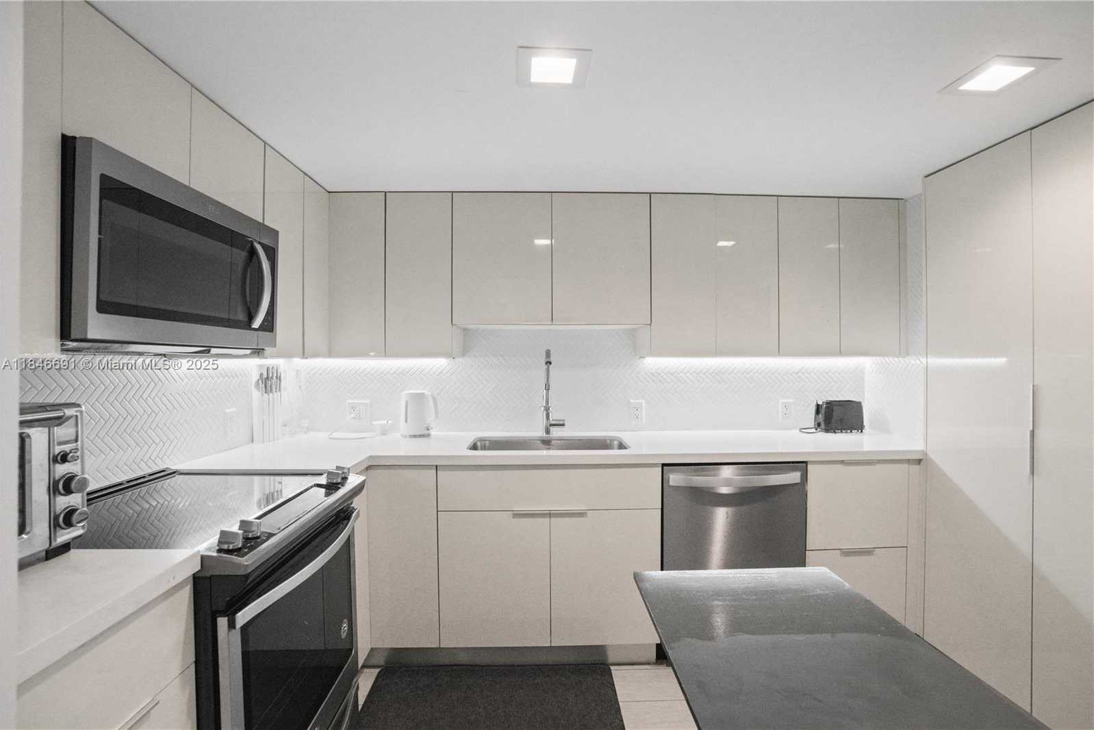 Small Image of 100 BAYVIEW DR #PH31, Sunny Isles Beach Number 20