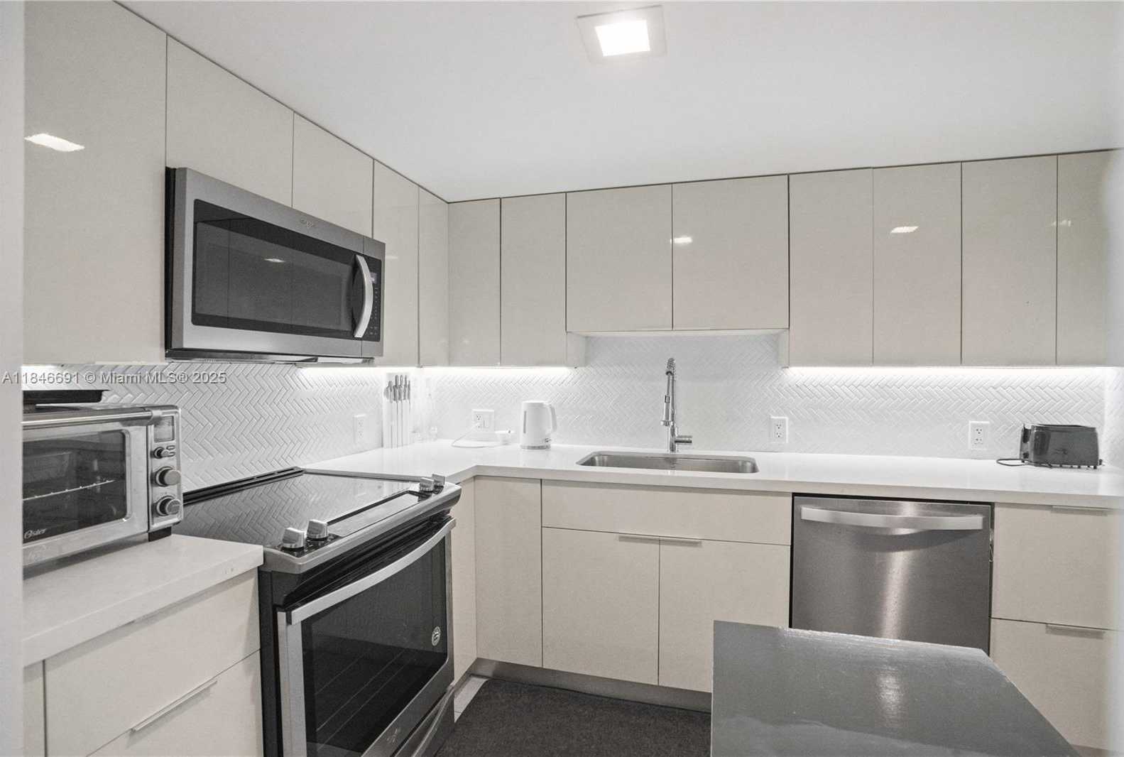Small Image of 100 BAYVIEW DR #PH31, Sunny Isles Beach Number 21