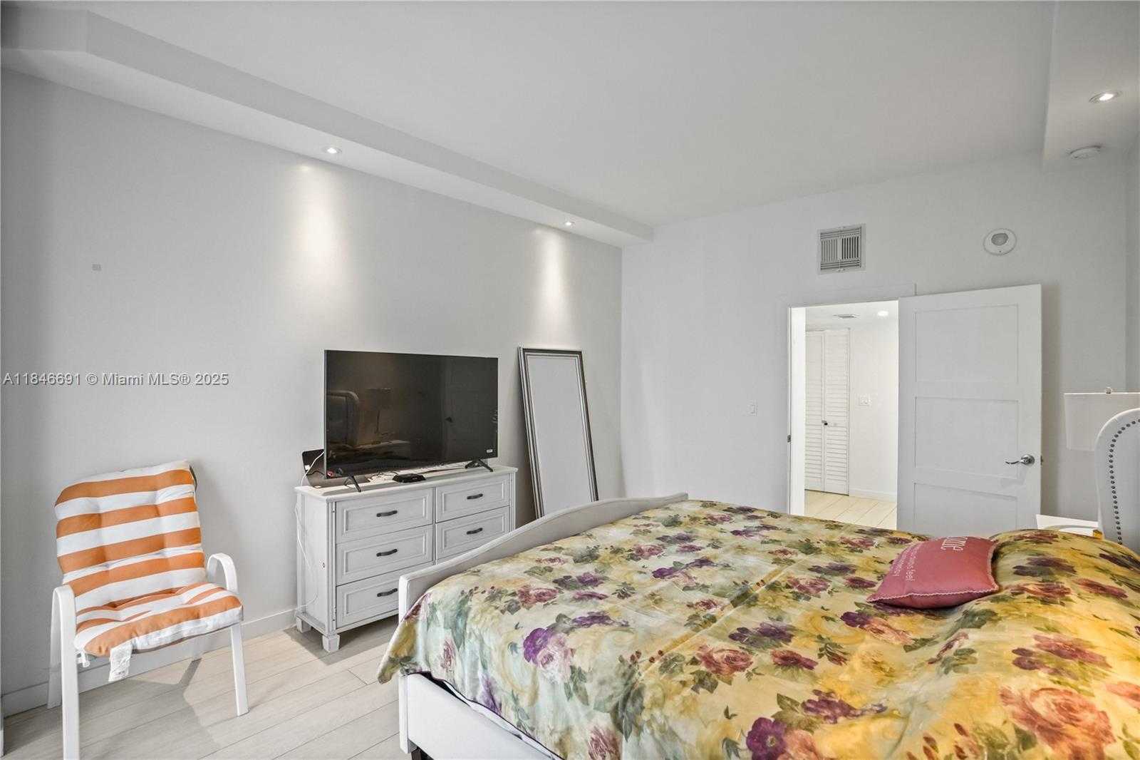 Small Image of 100 BAYVIEW DR #PH31, Sunny Isles Beach Number 31