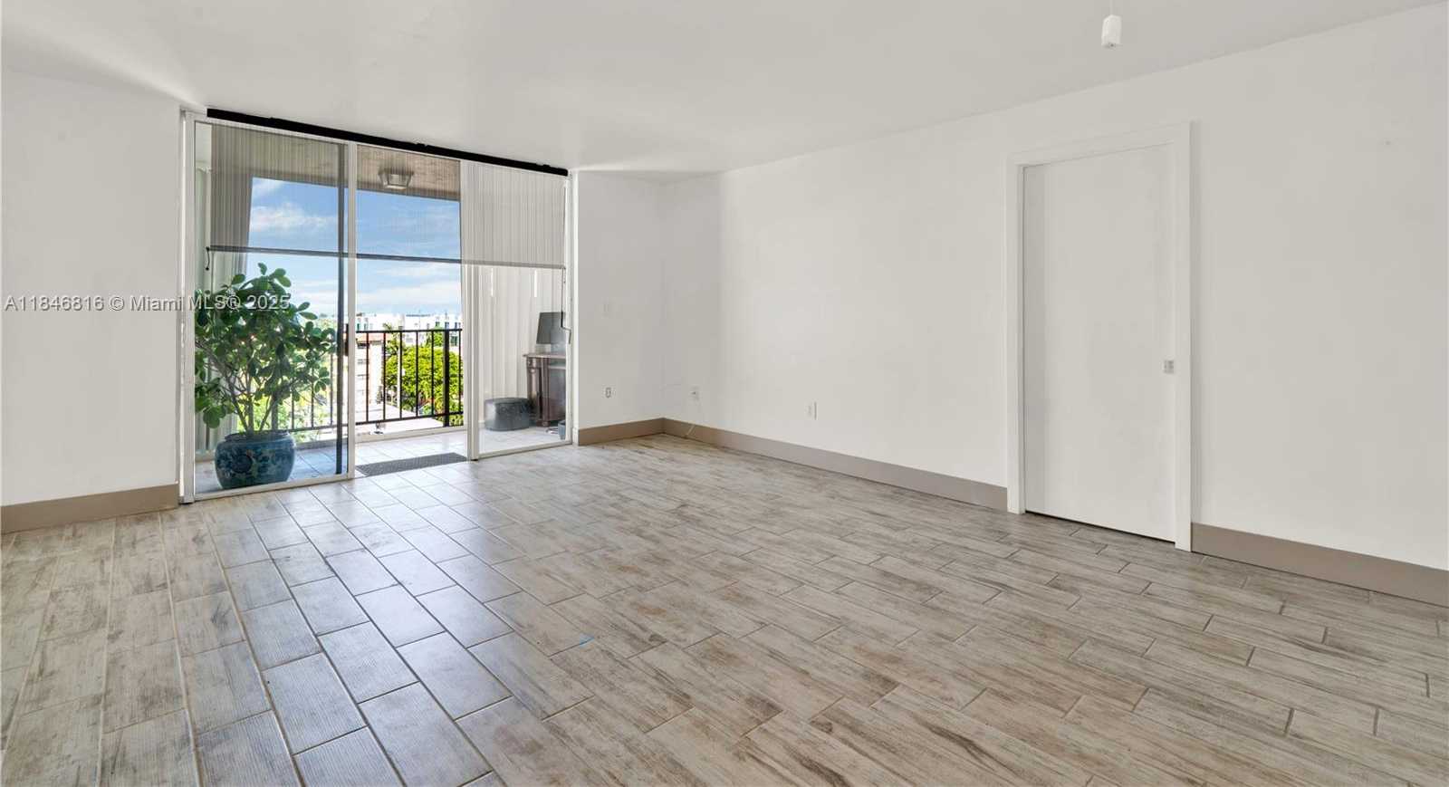Small Image of 7850 BYRON AVE #702, Miami Beach Number 16