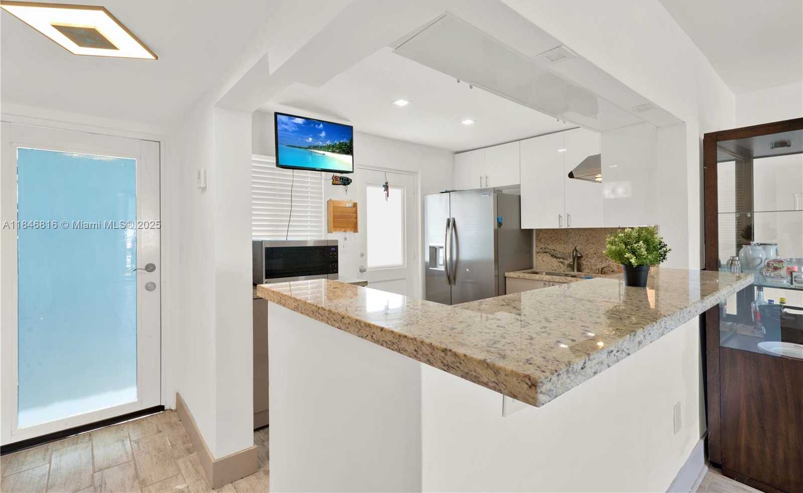 Small Image of 7850 BYRON AVE #702, Miami Beach Number 2