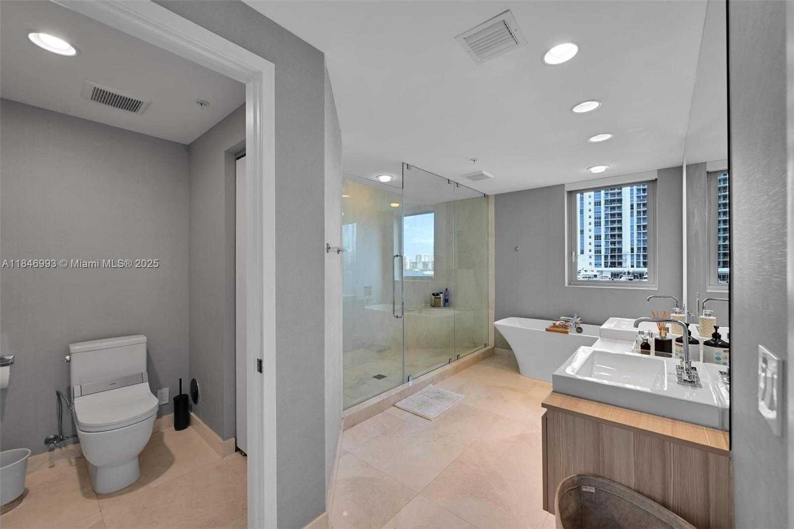 Small Image of 17111 BISCAYNE BLVD #207, North Miami Beach Number 16