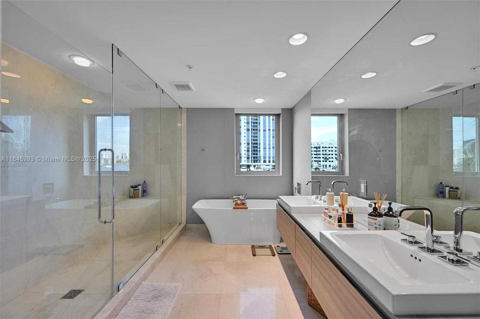 Small Image of 17111 BISCAYNE BLVD #207, North Miami Beach Number 17