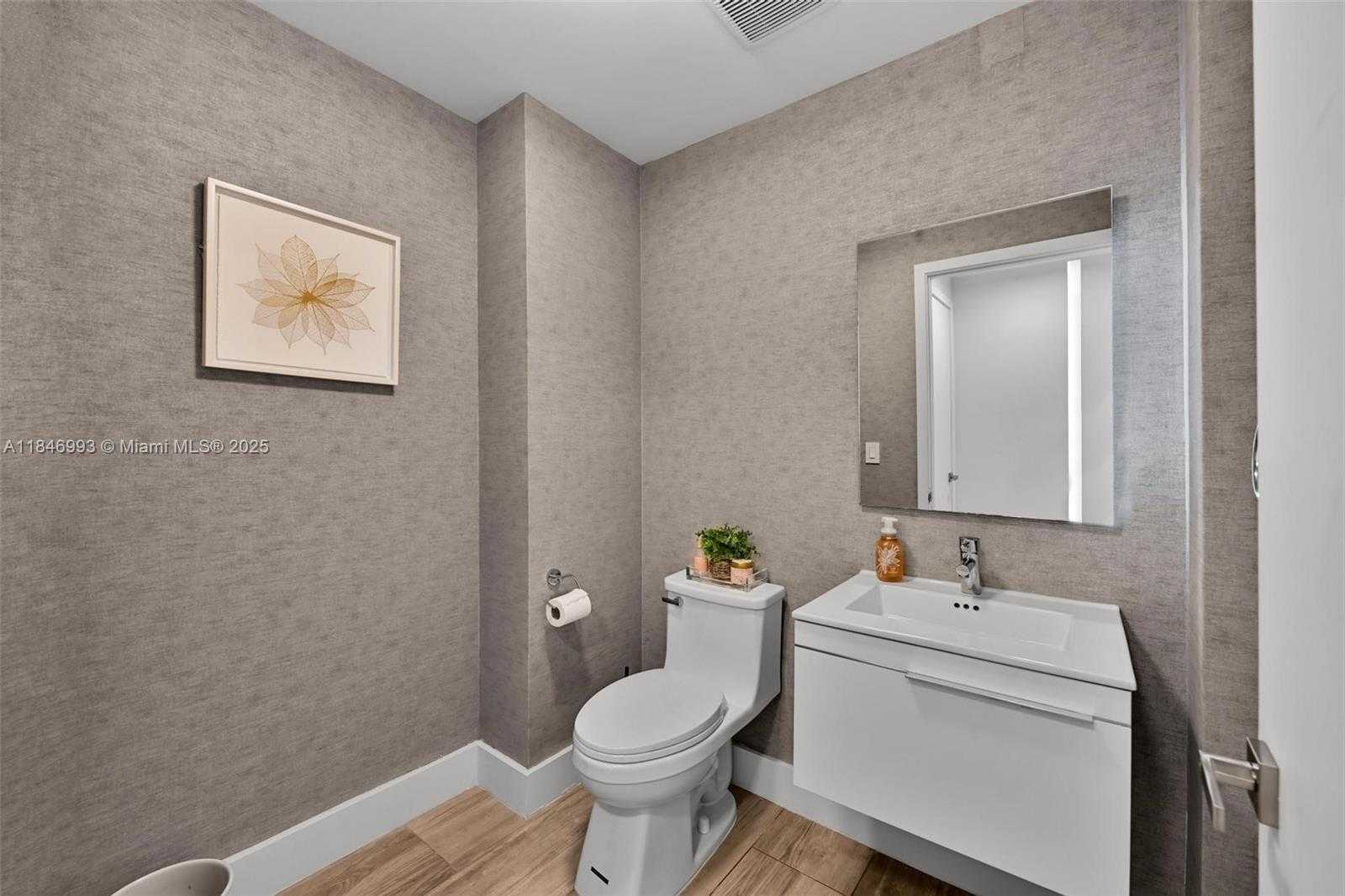 Small Image of 17111 BISCAYNE BLVD #207, North Miami Beach Number 19