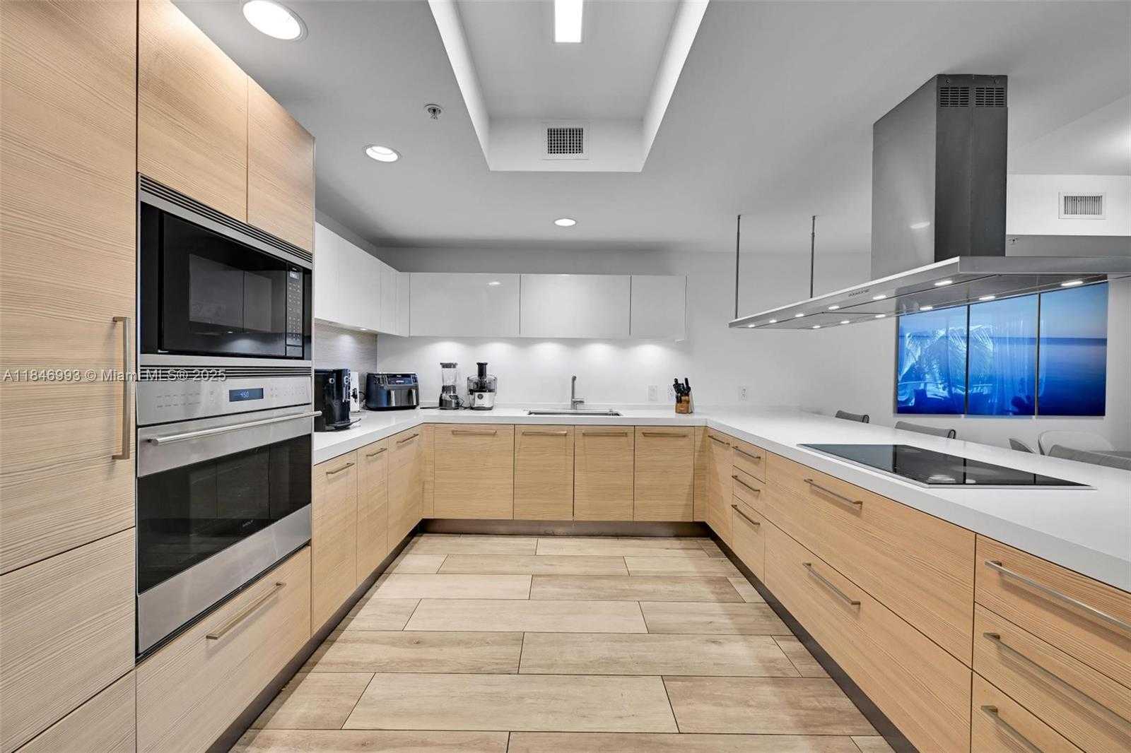 Small Image of 17111 BISCAYNE BLVD #207, North Miami Beach Number 6