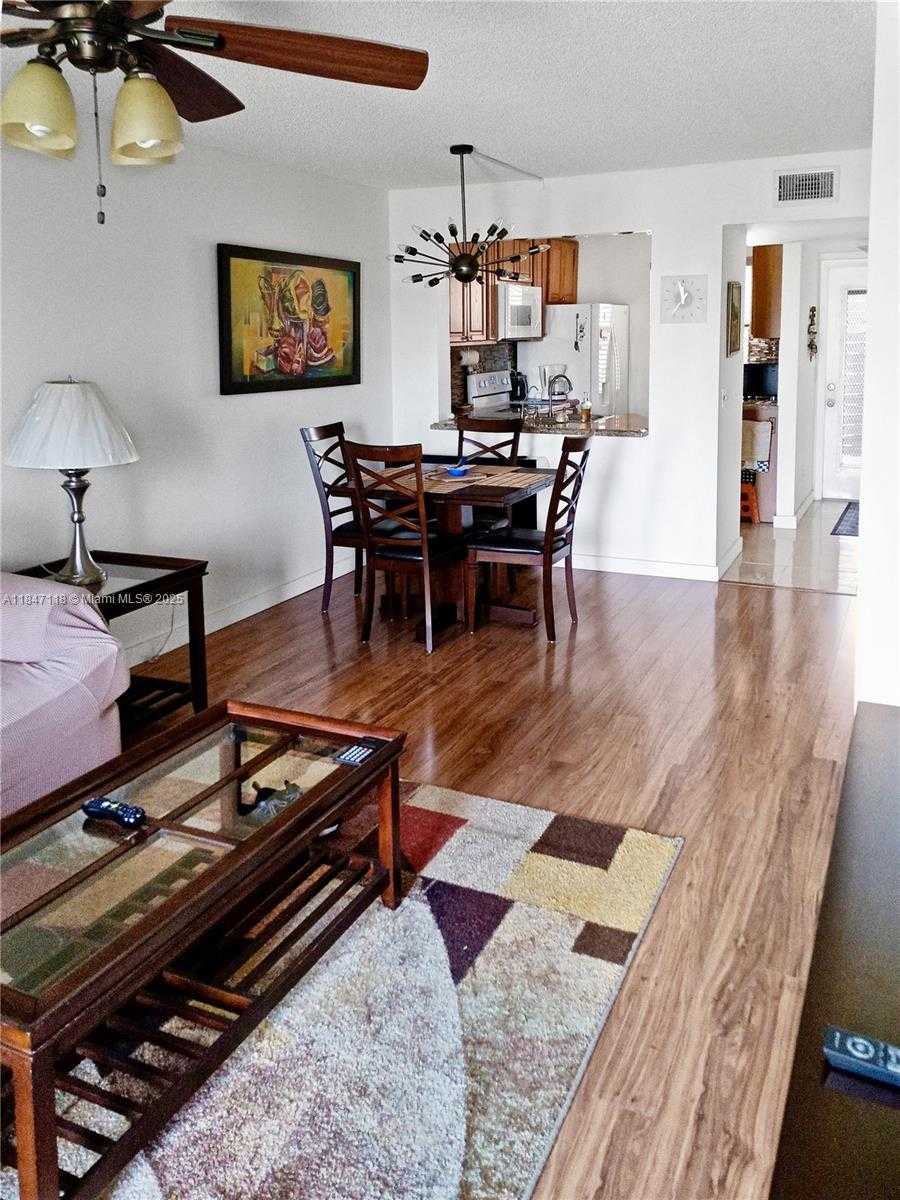 Small Image of 10402 SUNRISE LAKES BLVD #201, Sunrise Number 4