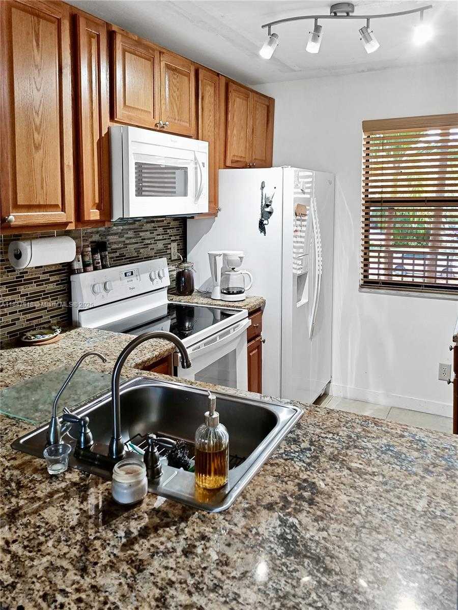 Small Image of 10402 SUNRISE LAKES BLVD #201, Sunrise Number 6