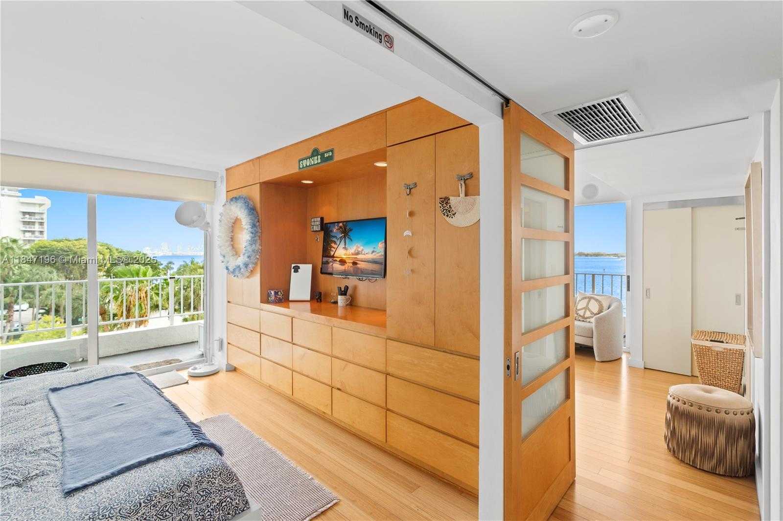 Small Image of Miami Number 21