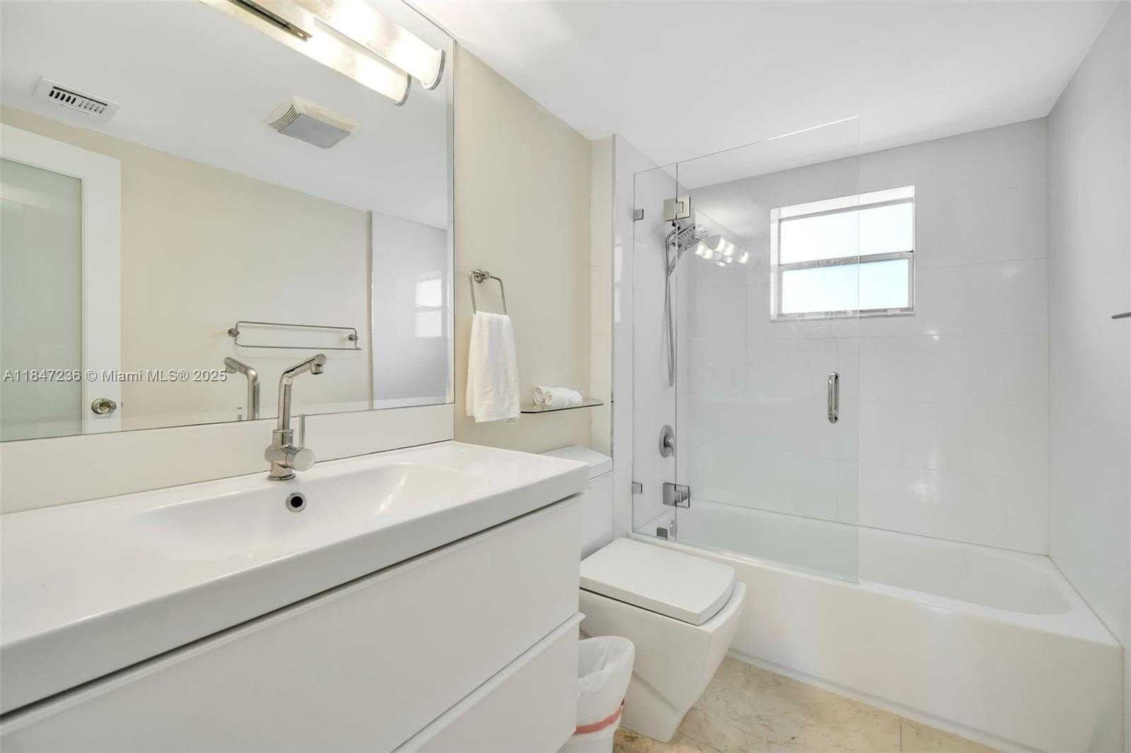 Small Image of 100 EDGEWATER DR #240, Coral Gables Number 17