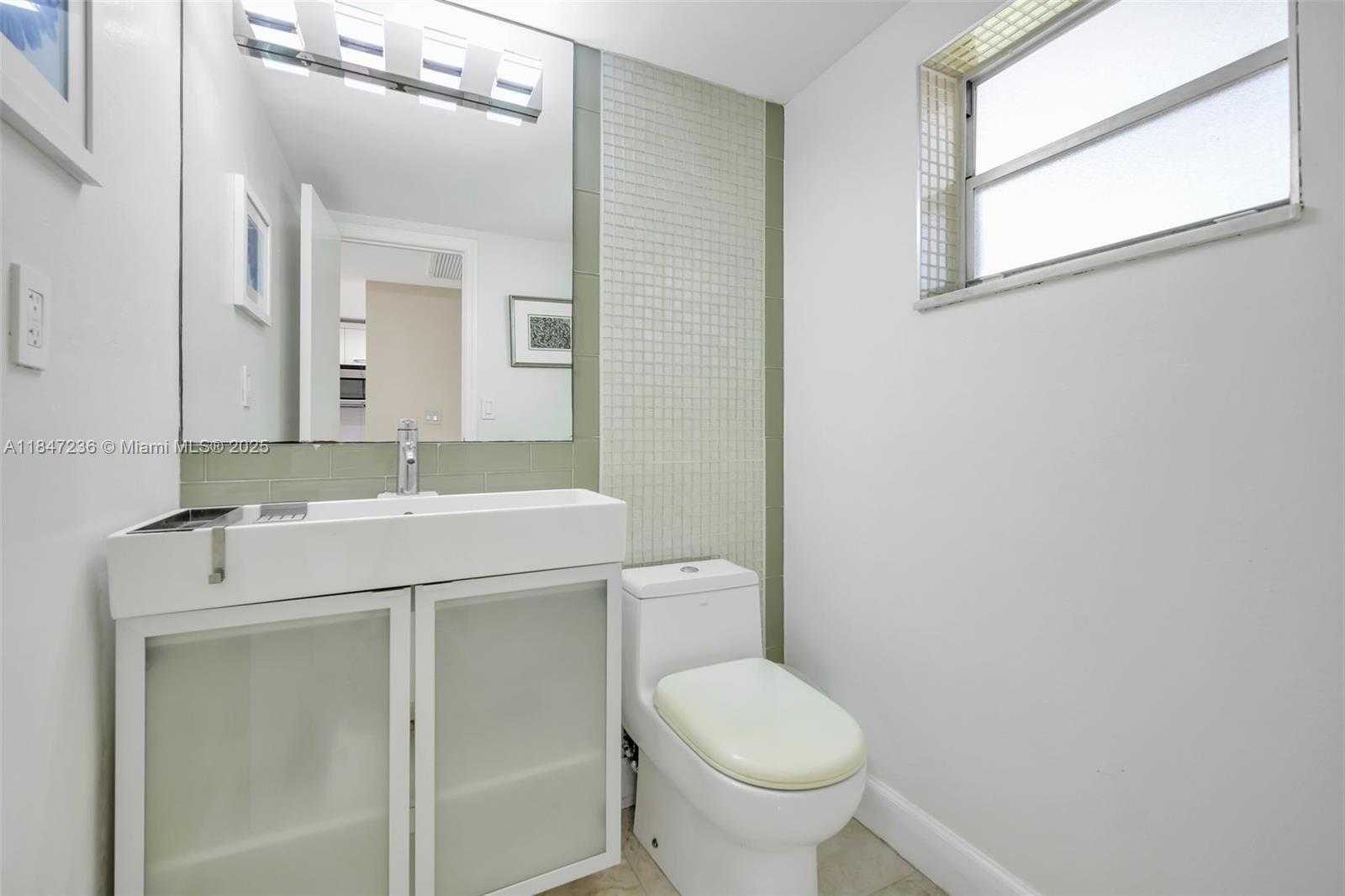 Small Image of 100 EDGEWATER DR #240, Coral Gables Number 18