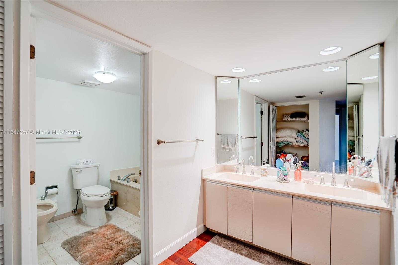Small Image of 520 BRICKELL KEY DR #A619, Miami Number 11