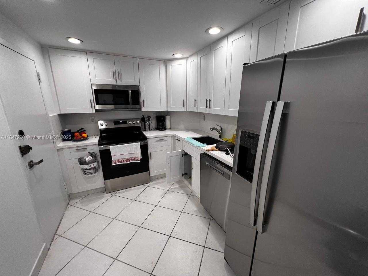 Small Image of 300 BAYVIEW DR #1901, Sunny Isles Beach Number 18