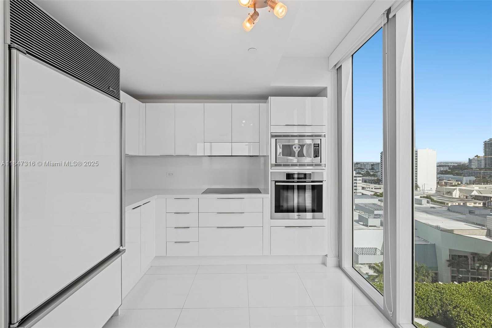 Small Image of 6799 COLLINS AVE #1002, Miami Beach Number 4