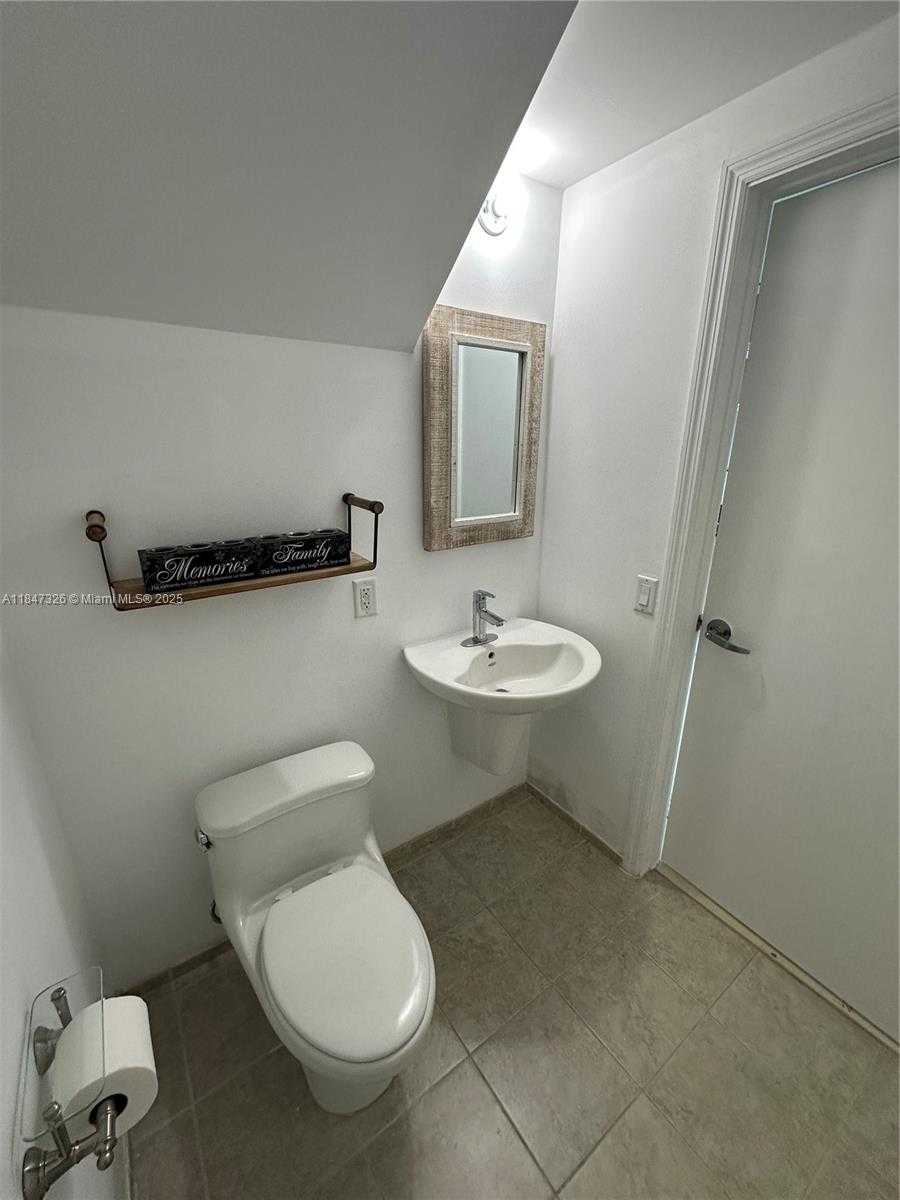 Small Image of 60 SOUTH WEST 13TH ST #1605, Miami Number 17
