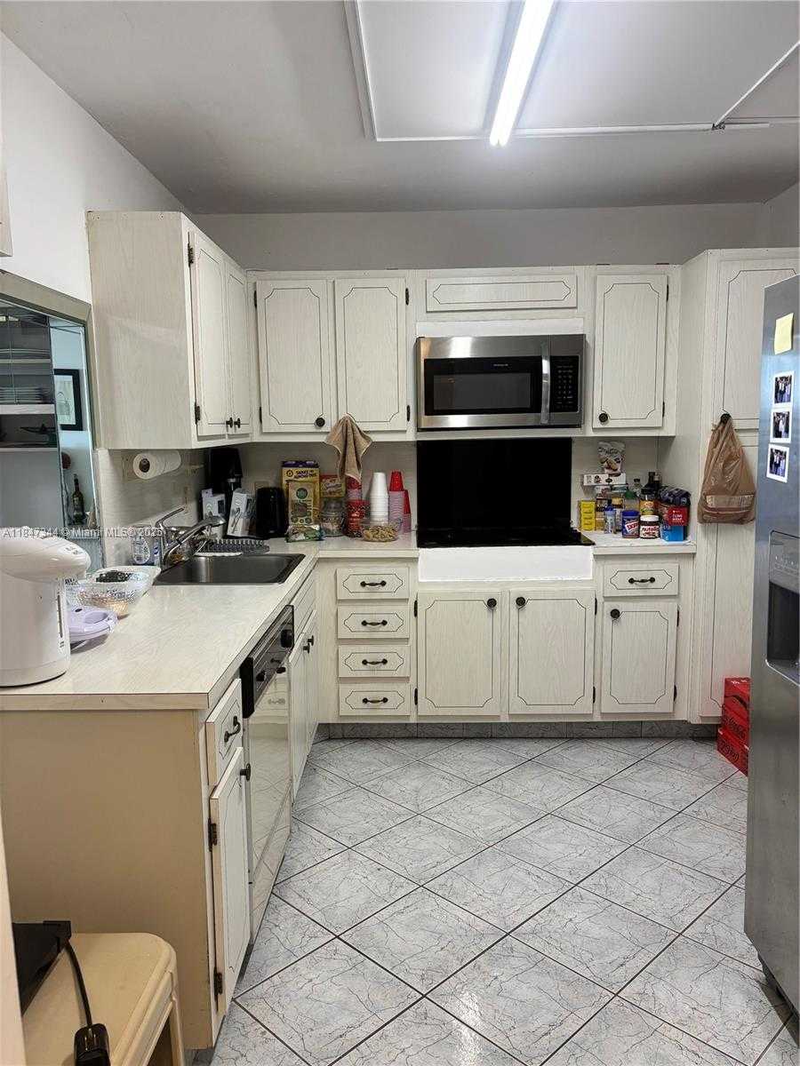 Small Image of 427 GOLDEN ISLES DR #12B, Hallandale Beach Number 2