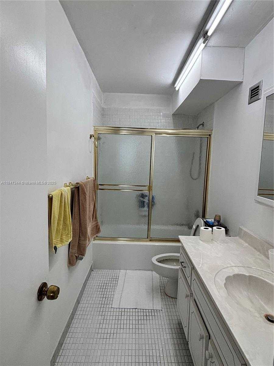 Small Image of 427 GOLDEN ISLES DR #12B, Hallandale Beach Number 9