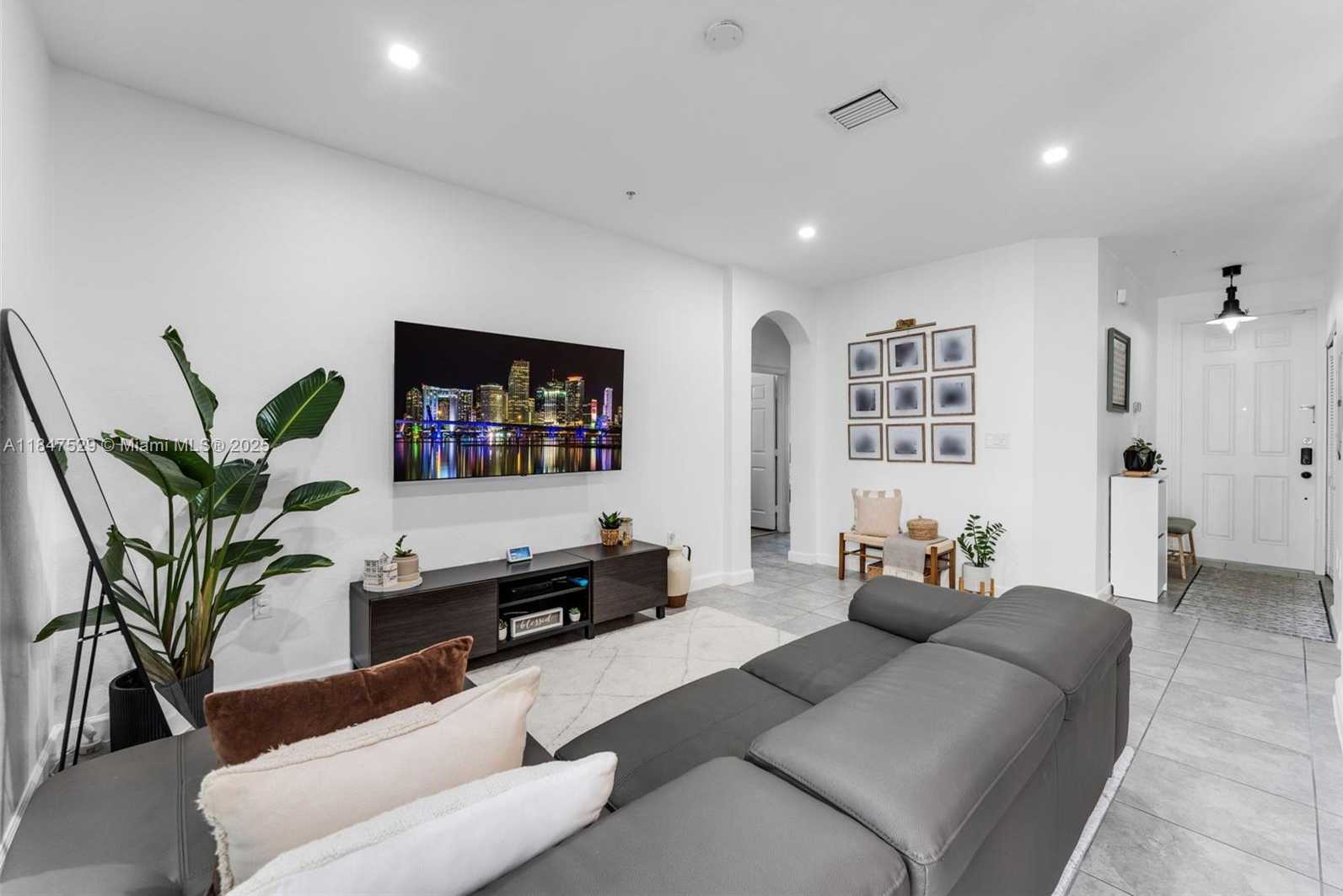 Small Image of 134 SOUTH EAST 28TH TER #10, Homestead Number 4