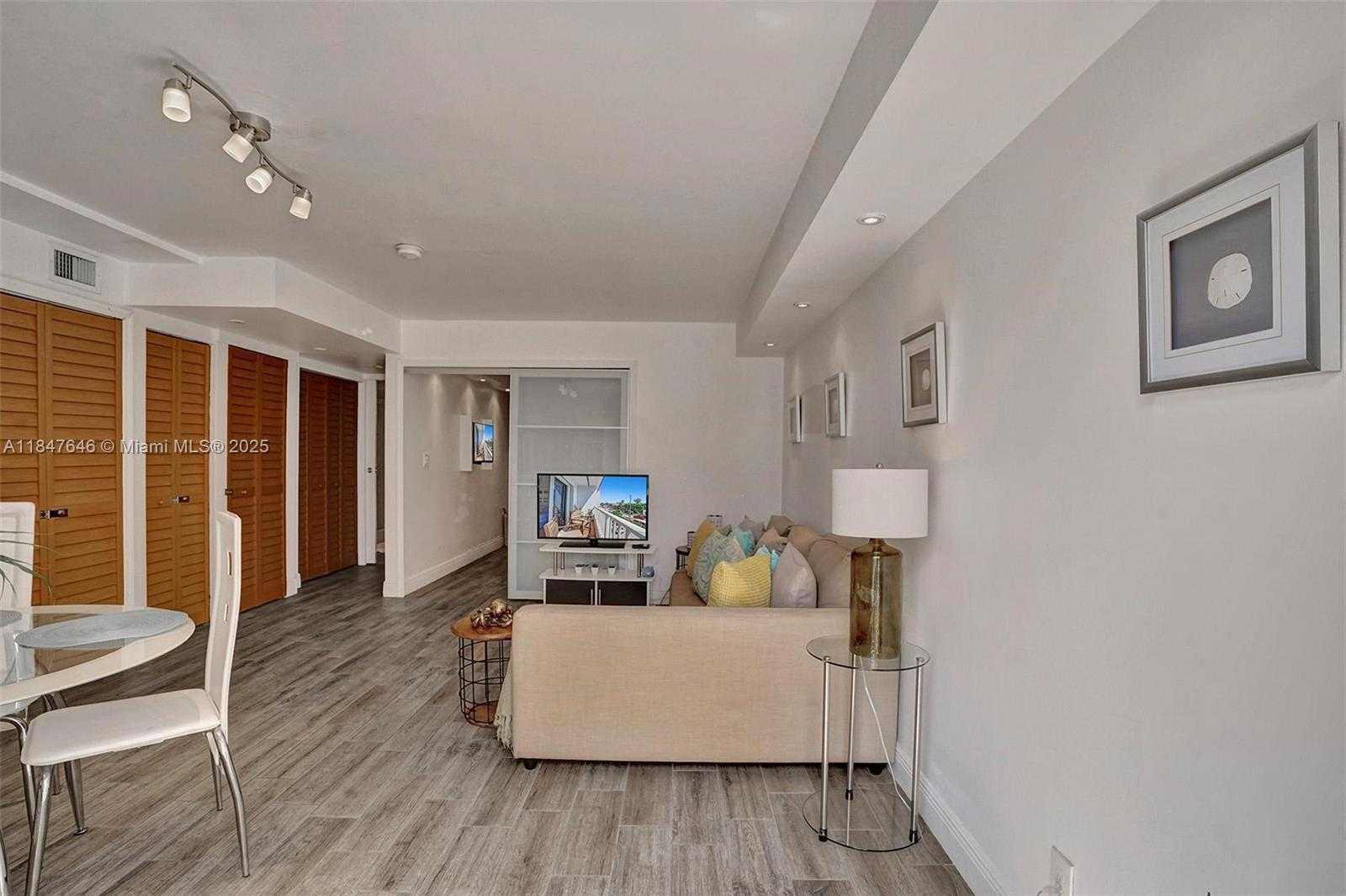Small Image of 345 VIRGINIA ST, Hollywood Number 43