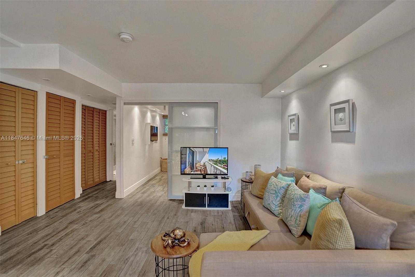 Small Image of 345 VIRGINIA ST, Hollywood Number 44