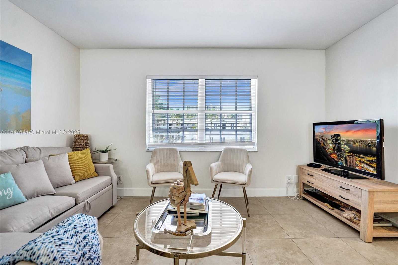 Small Image of 345 VIRGINIA ST, Hollywood Number 5