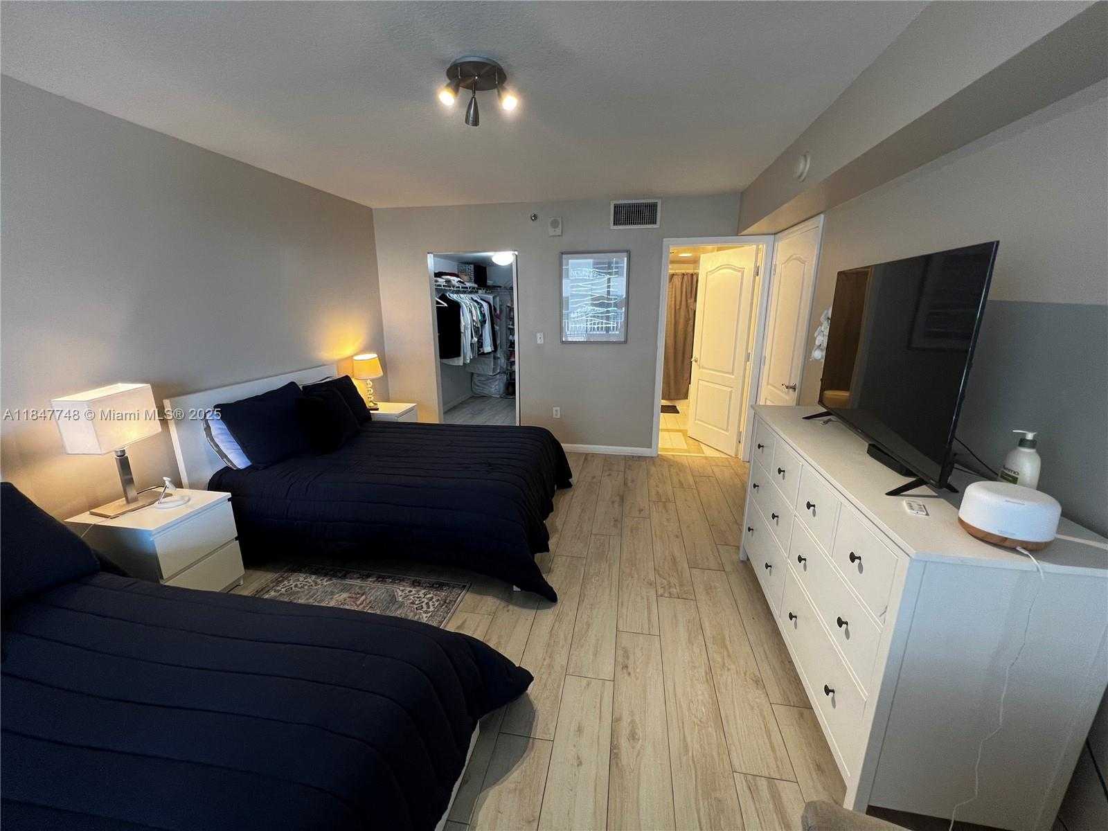 Small Image of 1200 BRICKELL BAY DR #3414, Miami Number 19