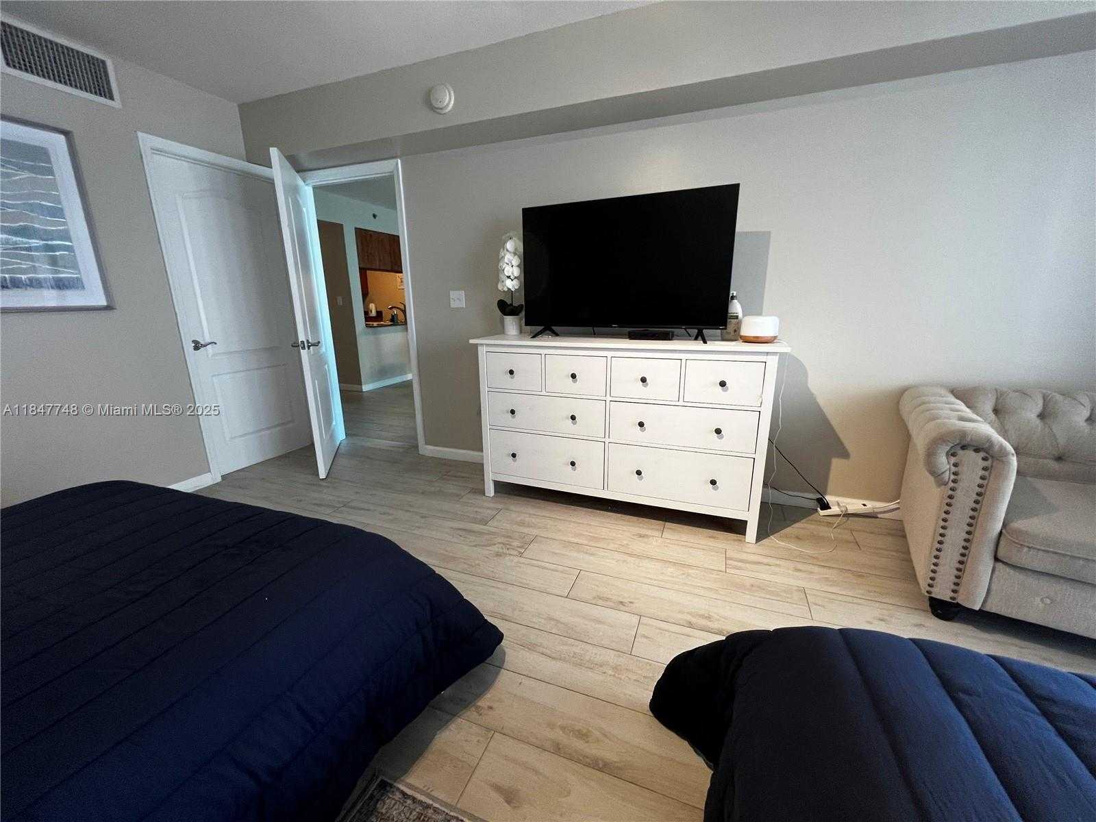 Small Image of 1200 BRICKELL BAY DR #3414, Miami Number 21