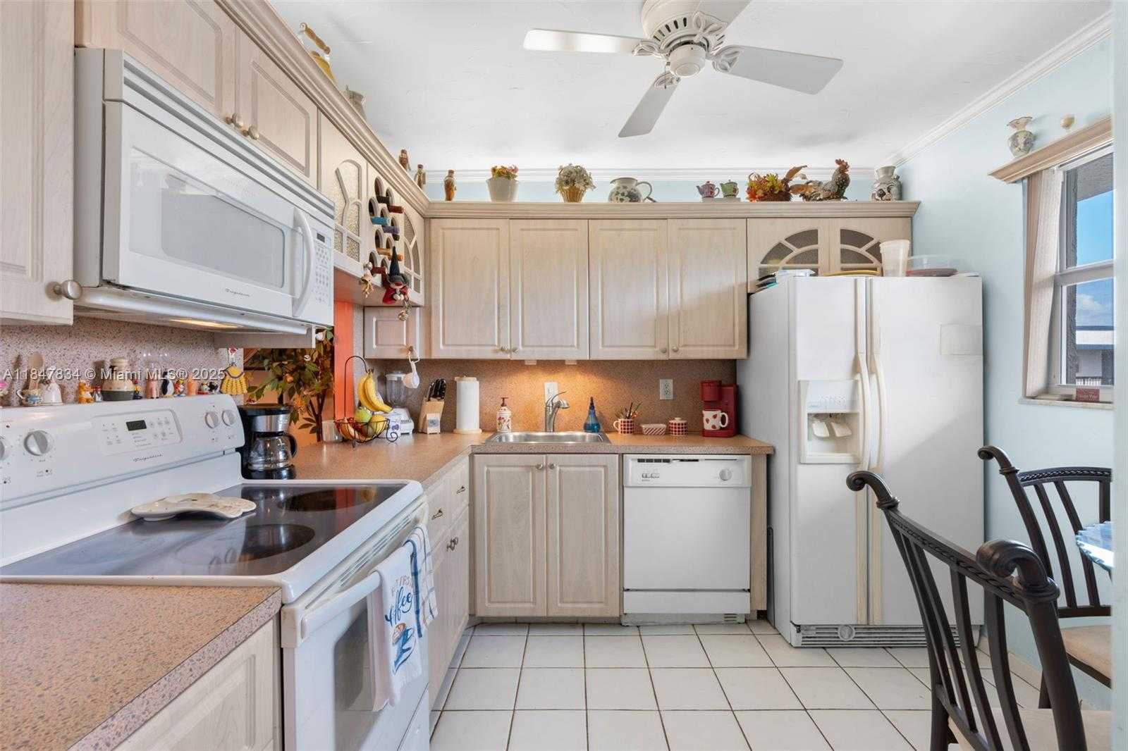 Small Image of 3120 HOLIDAY SPRINGS BLVD #301, Margate Number 4