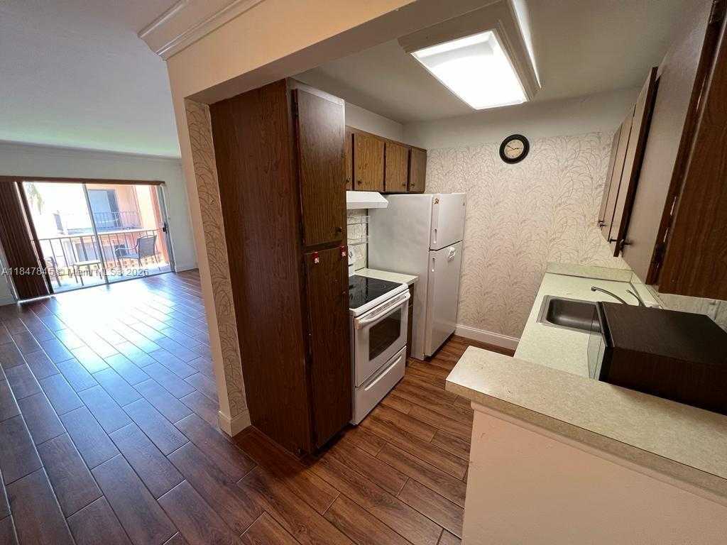 Small Image of 7160 FAIRWAY DR #J18, Miami Lakes Number 7