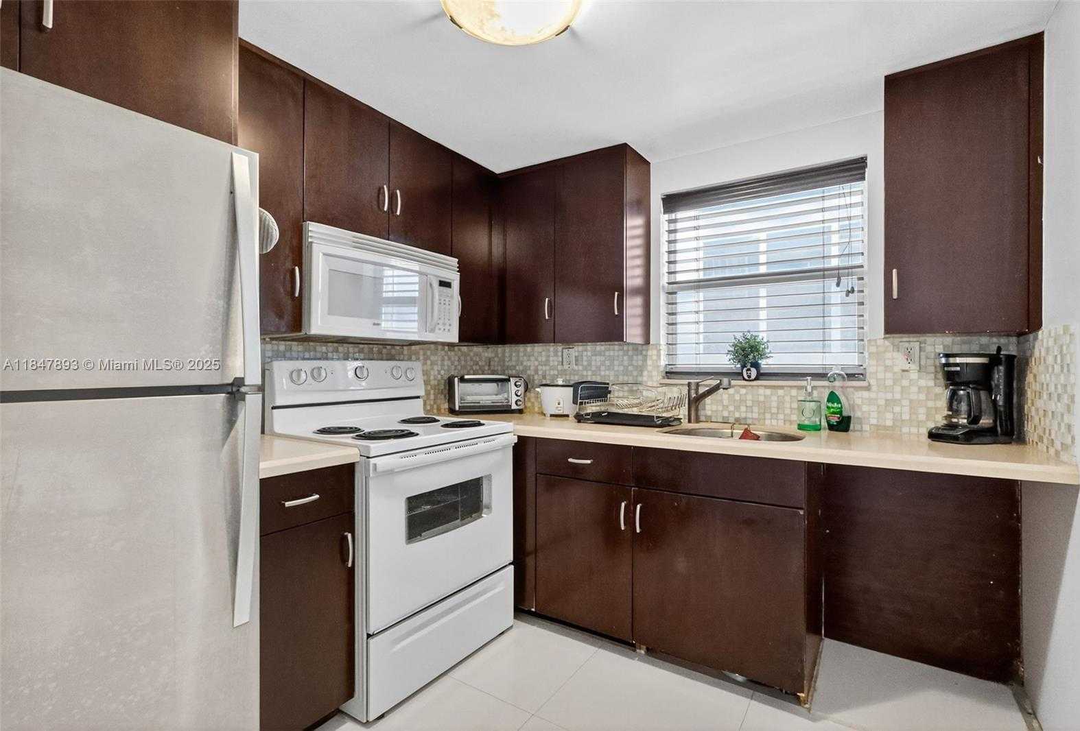 Small Image of 1245 WEST AVE #401, Miami Beach Number 13