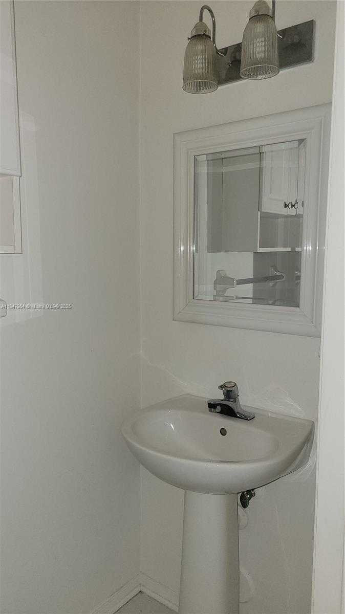 Small Image of 16679 HEMINGWAY DR, Weston Number 5