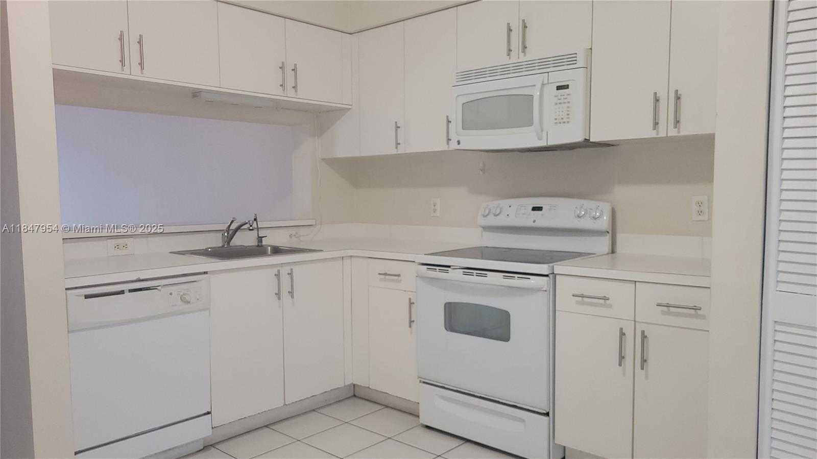 Small Image of 16679 HEMINGWAY DR, Weston Number 6