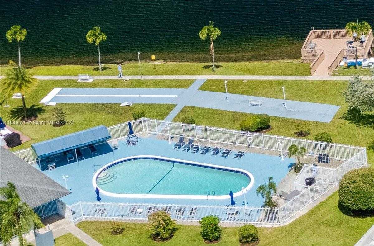 Small Image of 2200 PARK LN #306, Hollywood Number 2