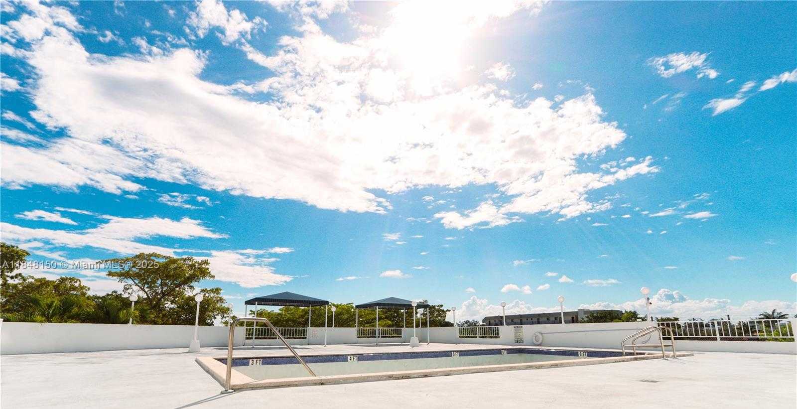 Small Image of 6900 BAY DR #3I, Miami Beach Number 2