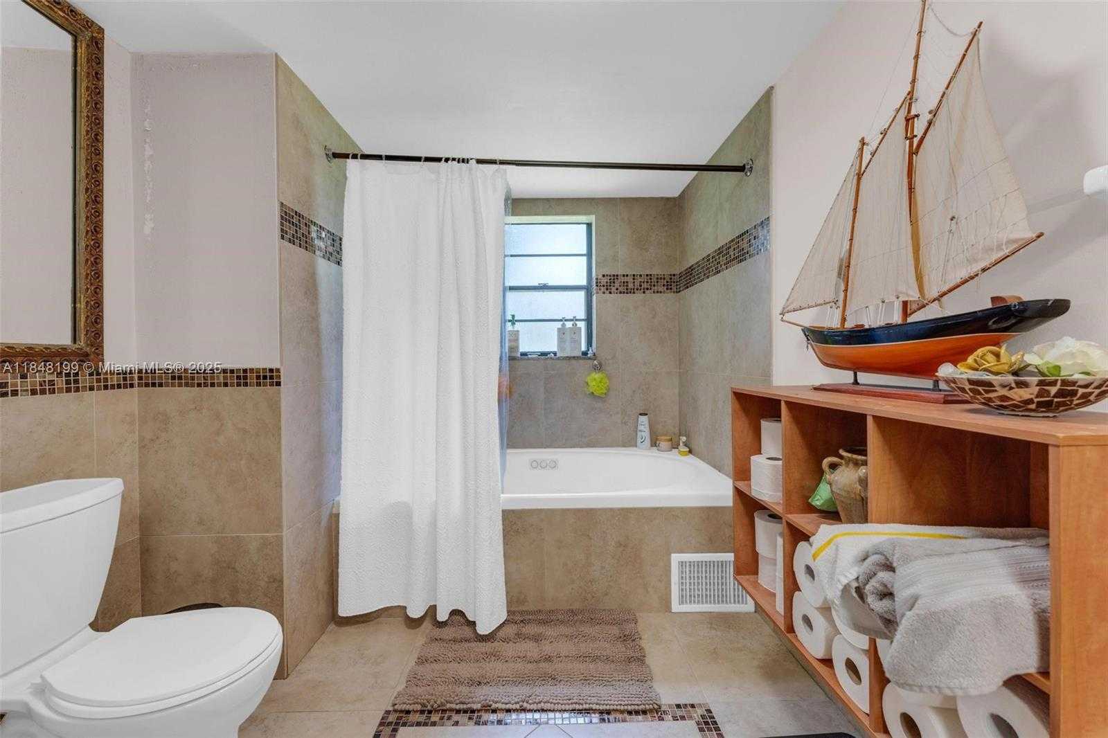 Small Image of 23380 CAROLWOOD LN #101, Boca Raton Number 16