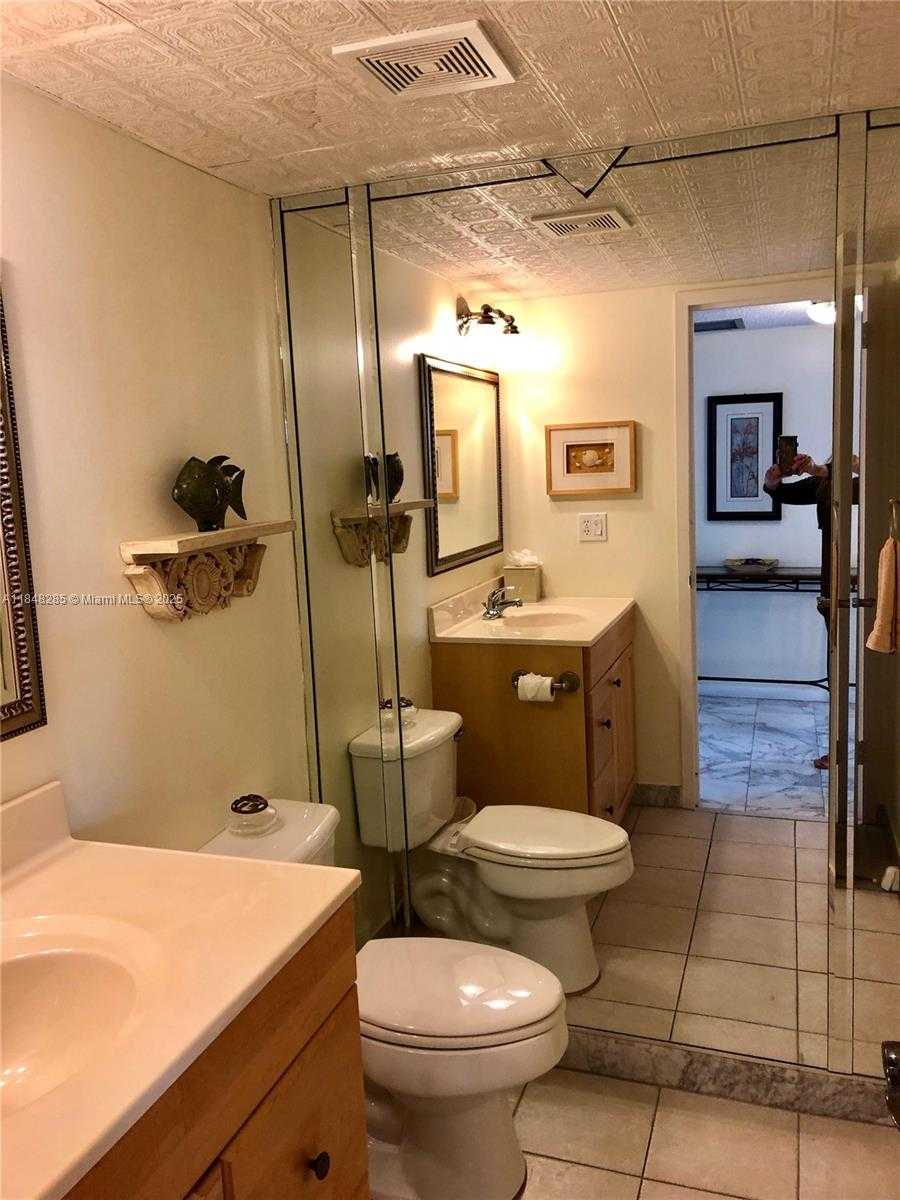 Small Image of 100 GOLDEN ISLES DR #706, Hallandale Beach Number 13