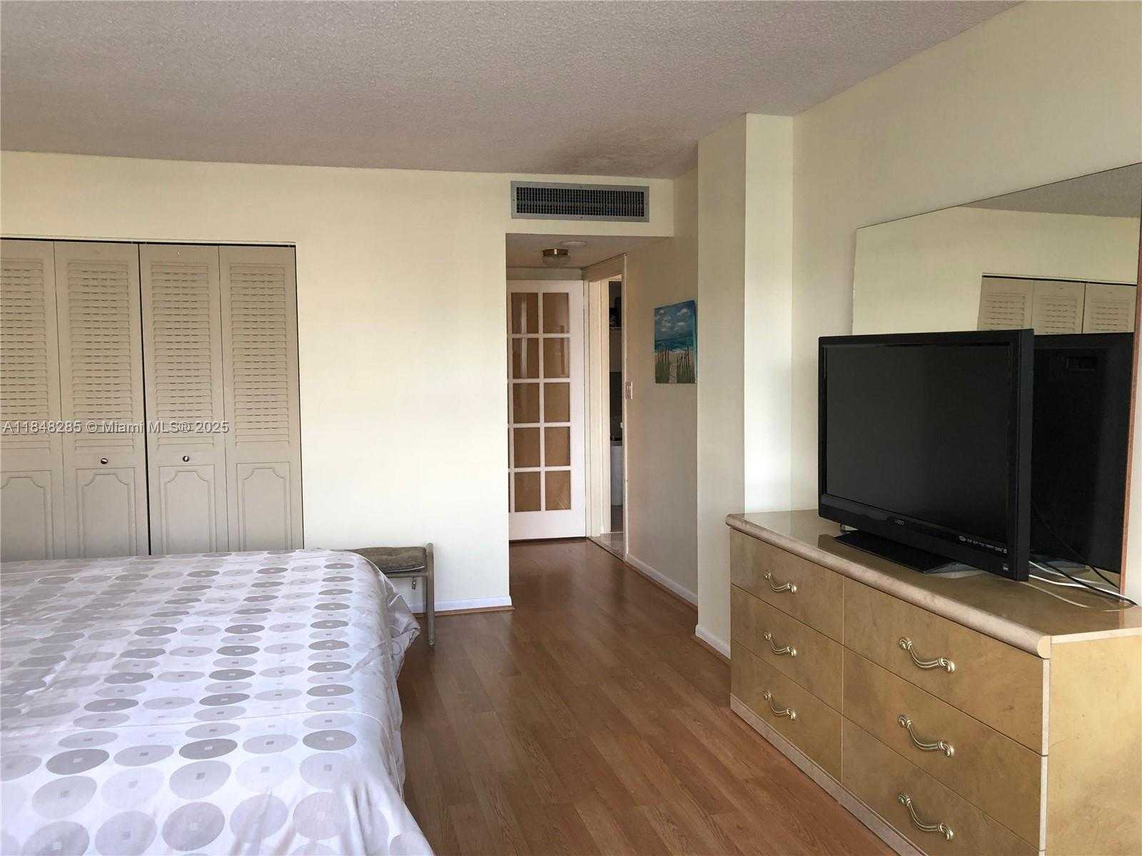 Small Image of 100 GOLDEN ISLES DR #706, Hallandale Beach Number 14